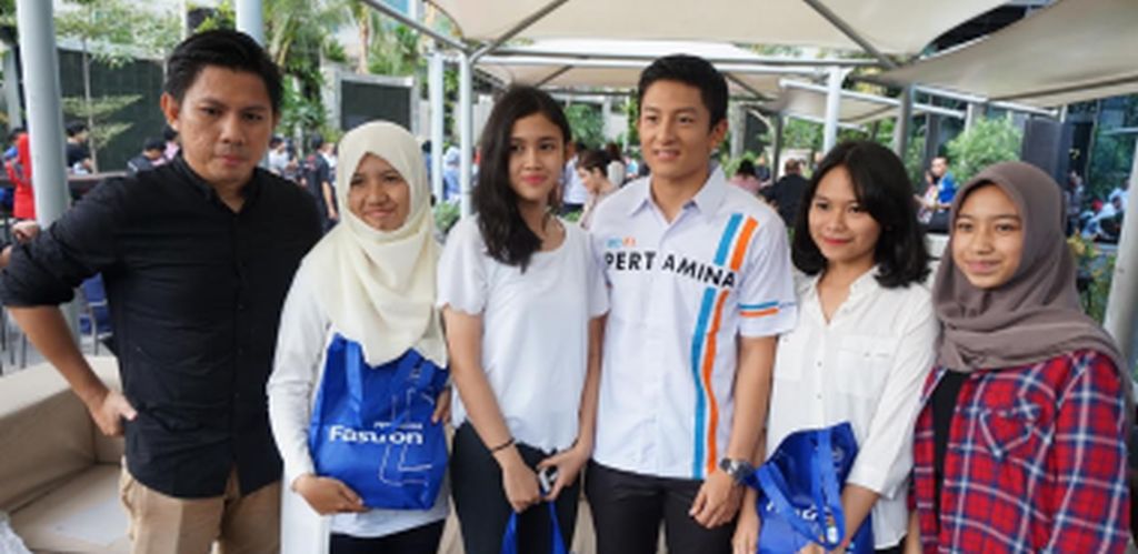 Rio Haryanto bersama lima penggemarnya yang beruntung bisa berfoto dengannya (Foto: MTVN/Kautsar)