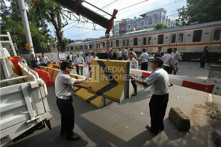Hindari Kecelakaan, Pintu Perlintasan KA Tebet Ditutup