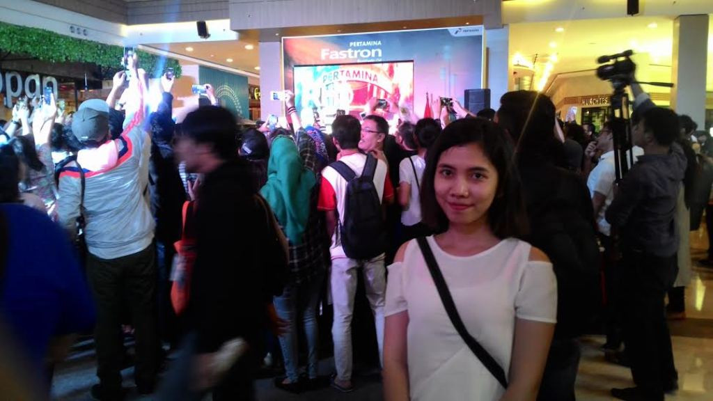 Salah satu fan Rio Haryanto yang turut meramaikan acara meet and greet di Mall Kota Kasablanca, Jakarta (Foto: MTVN/Kautsar Halim)