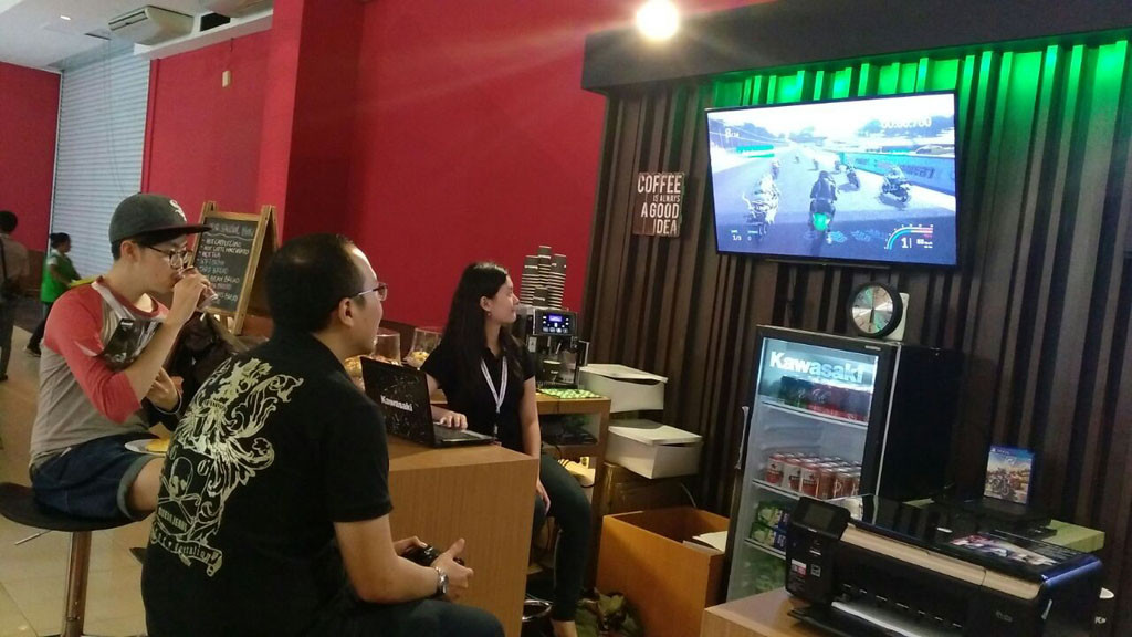 Seorang konsumen tengah mengikuti game yang diadakan Kawasaki. KMI