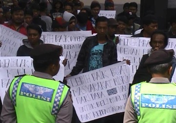 Ratusan Orang Tolak Rencana DPRD Jawa Barat Beli Fortuner 