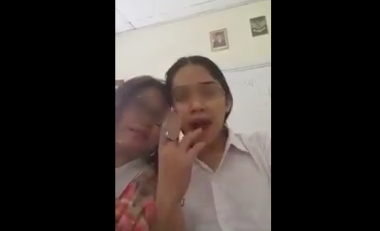 Netizen Heboh Video Siswi Merokok di Kelas 
