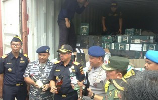 Penyelundupan 42 ribu Botol Miras Digagalkan