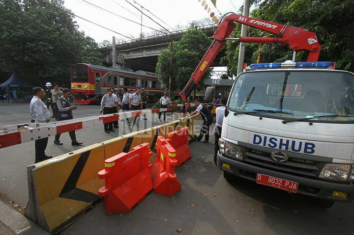 Perlintasan Stasiun Tebet Ditutup, Penumpang Angkot Beralih ke Bus TransJakarta