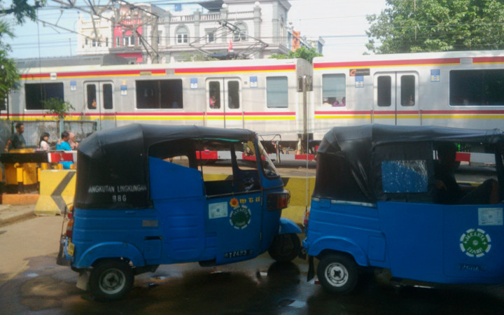 Pintu Perlintasan Ditutup, Lalin Depan Stasiun Tebet Lancar
