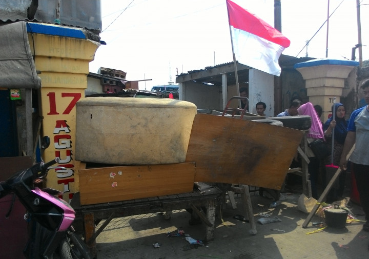Warga RT 12 Luar Batang Blokir Jalan Tolak Penggusuran