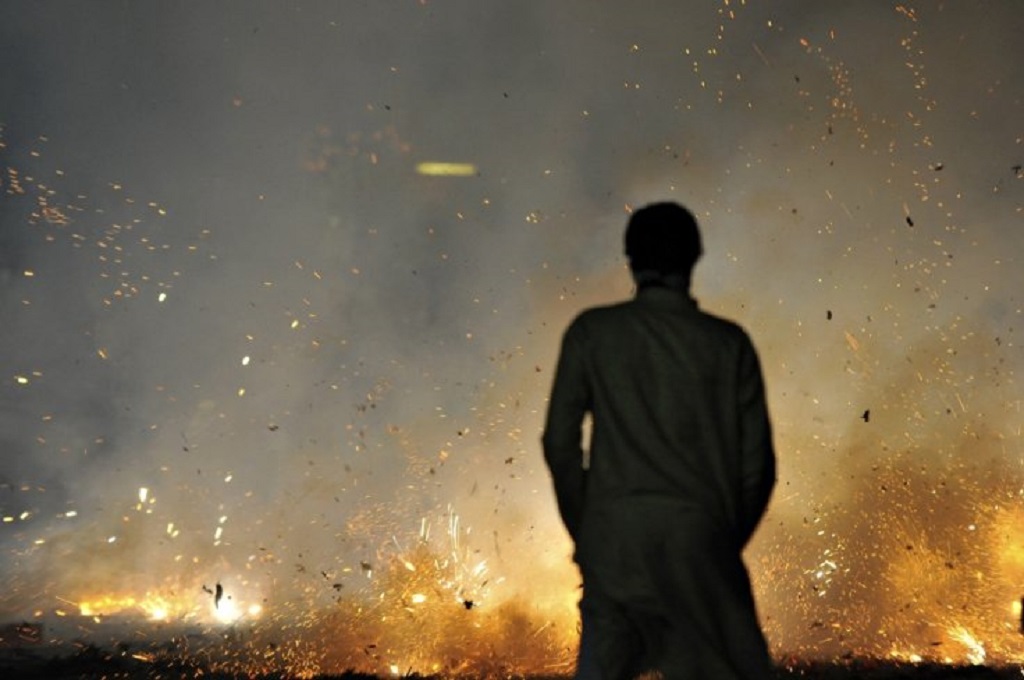 Festival kembang api di kuil Puttinggal di negara bagian Kerala, India. (Foto: AFP/NOAH SEELAM)