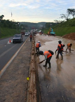 Sempat Tertutup Longsor, Tol Cipularang Sudah Bisa Dilalui