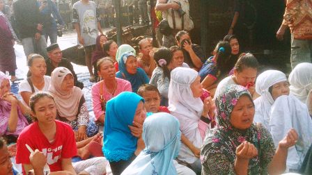 Warga Kampung Akuarium Gelar Doa Bersama di Tengah Penggusuran