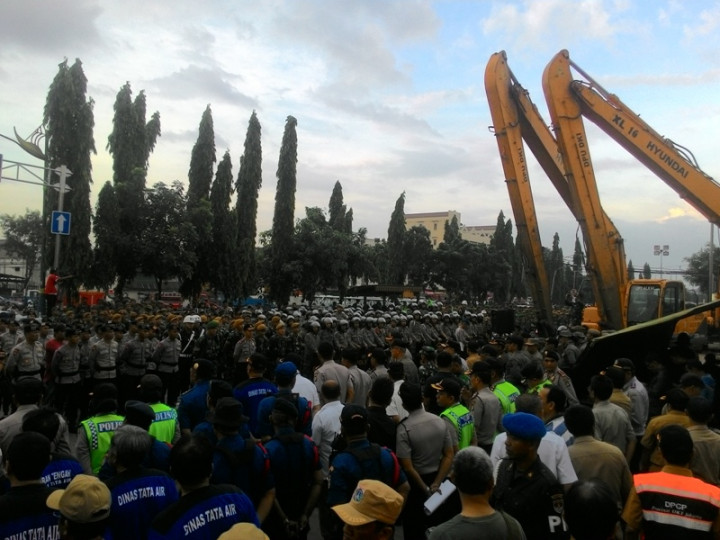 Ditolak Warga, Penggusuran Luar Batang Terus Berlangsung