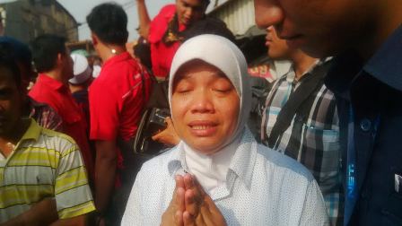 <i>SIlakan Gusur Kampung Akuarium, tapi Langkahi Dulu Mayat Kami!</i>