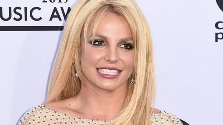 Britney Spears Perankan Cinderella pada Pertunjukan Pantomim