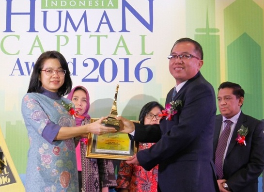 Berhasil Kembangkan Kualitas SDM, BCA Raih Indonesia Human Capital Award