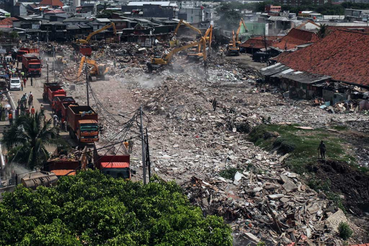 Petugas Bongkar Permukiman Kampung Luar Batang