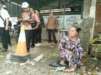 Gelang Emas 15 Gram Raib saat Berebut Jabat Tangan Presiden