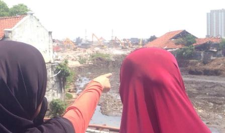 Tangisan Nek Siti Pecah Saksikan Rumahnya DIhancurkan