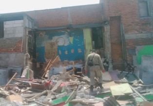 Seorang Warga Kampung Akuarium Nekat Bertahan di Rumah