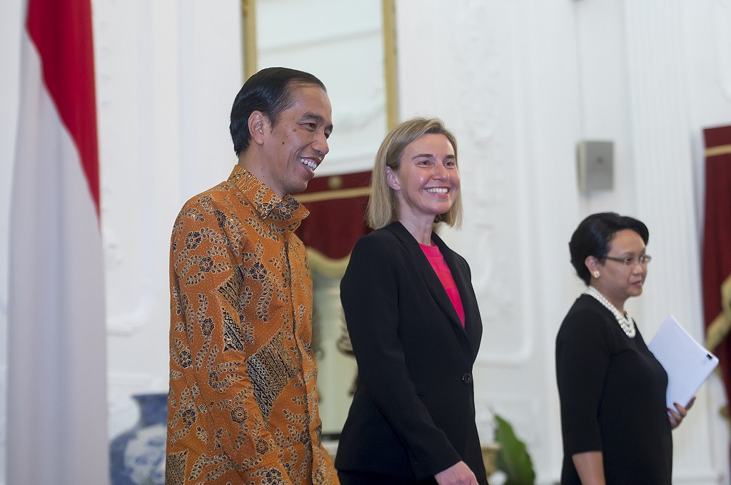Presiden Joko Widodo (kiri) didampingi Menlu Retno Marsudi (kanan) berbincang dengan Perwakilan Tinggi Uni Eropa untuk Urusan Luar Negeri dan Kebijakan Keamanan dan Wakil Presiden Komisi Eropa Federica Mogherini (tengah) usai melakukan pertemuan di Istana