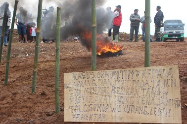 Warga Blokir Akses Proyek Tol Cisumdawu