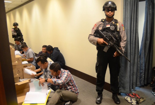 Personel Brimob berjaga-jaga saat penyidik Bareskrim menggeledah Kantor SKK Migas di Wisma Mulia, Jakarta, Selasa (5/5). Foto: MI/Mohamad Irfan 