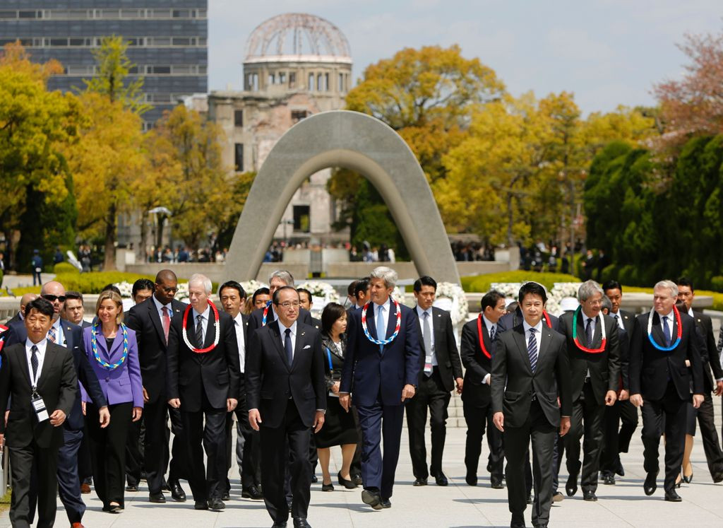 Para Menlu dari tujuh negara anggota G7 usai memberi penghormatan di Tugu Peringatan di Hiroshima, Jepang (Foto: AFP)