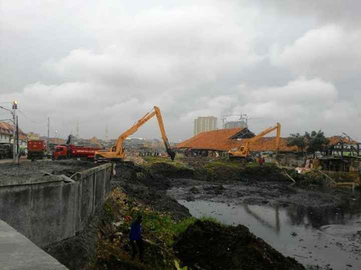 11 Alat Berat Ratakan Puing di Kampung Akuarium