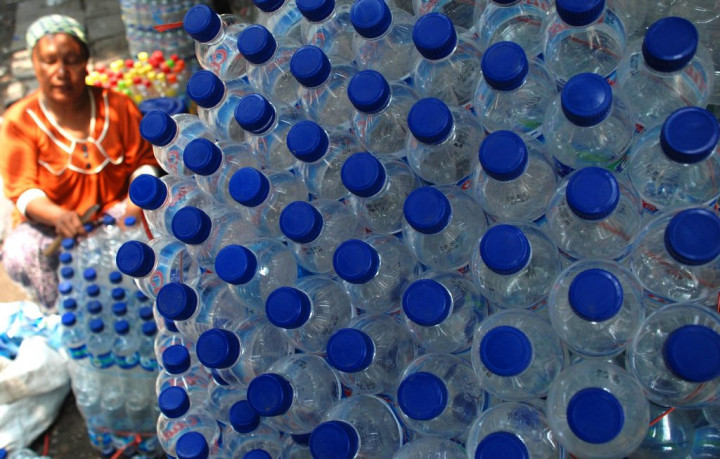 Pemerintah Kaji Pungutan Cukai buat Produk Kemasan Plastik Botol Minuman