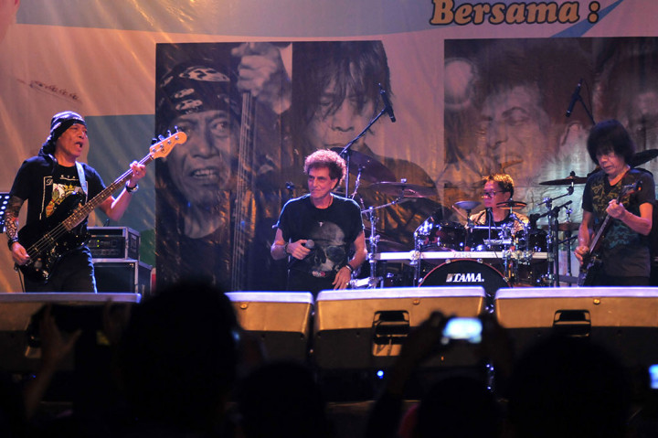 God Bless Mainkan 14 Lagu Saat Konser di Tegal