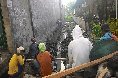 Saluran Pembuangan Jamban di Surabaya Cemari Drainase