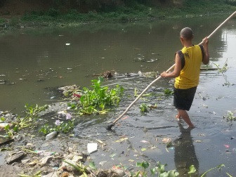 900 Kg Sampah Menumpuk di Air Baku PDAM Solo