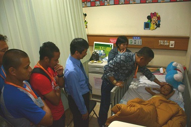 Kapten Persib Beri Jersey untuk Balita Korban Tabrak Lari