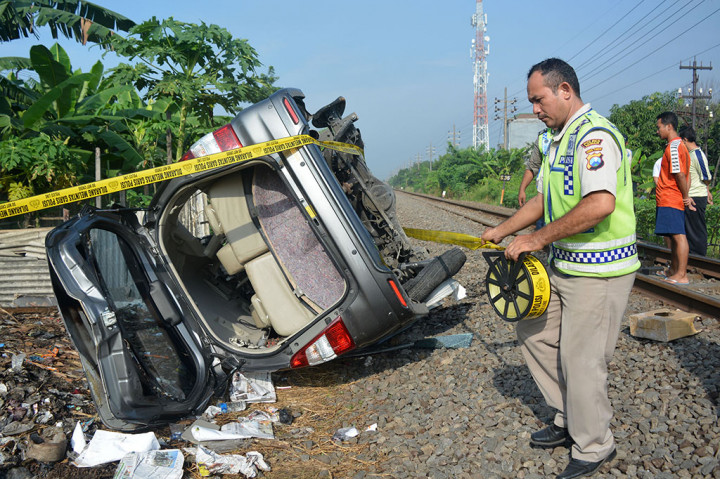 Kereta Tabrak Mobil di Sidoarjo, Empat Orang Tewas