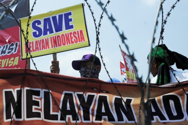 Jakarta Bay Reclamation Harms Local Fishermen