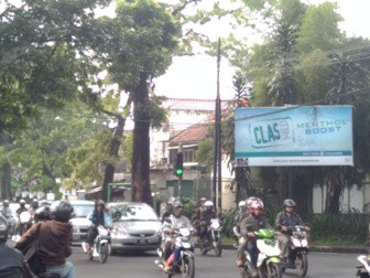 Papan Reklame Rokok Masih Terpampang di Kota Bandung