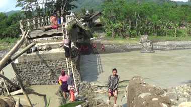 Warga Resah Belum Dibuatkan Jembatan Darurat