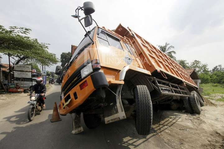 Muatan Berlebih, Truk Pengangkut Pasir Nyaris Terguling