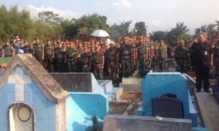 Prajurit TNI Hormat Saat Jenazah Petugas Pajak Dimakamkan