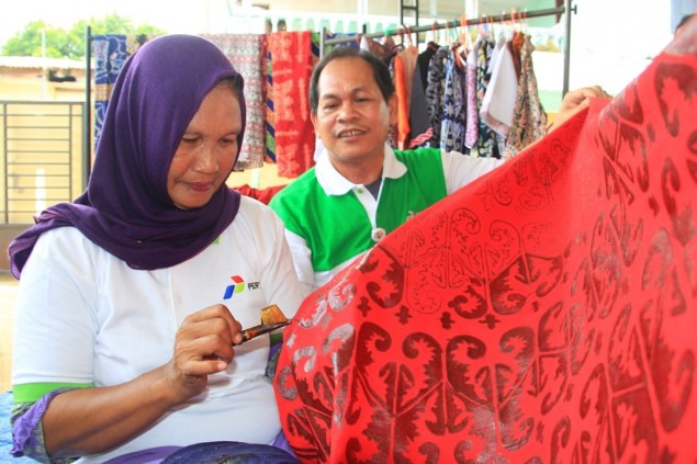 Medan Batik Preserves Batak  Carving Patterns