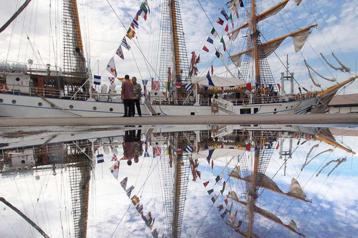 KRI Dewaruci Sandar di Teluk Bayur