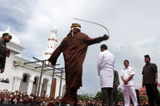 Polisi Usut Kesalahan Prosedur Hukuman Cambuk