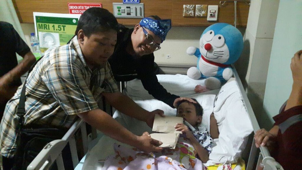 Perwakilan Bobotoh memberikan sebagian hadiah kepada Ridho Maulidin Rukmara. (Foto: MTVN/ Roni Kurniawan)