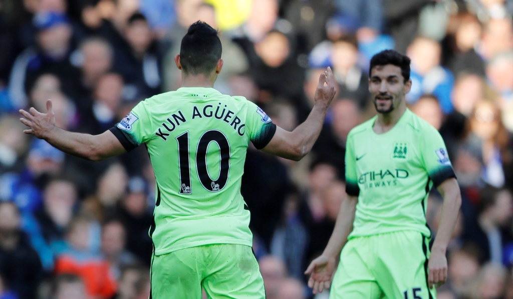 Sergio Aguero (kiri) menjadi momok kekalahan Chelsea dari Manchester City (Foto: AP Photo/Frank Augstein)