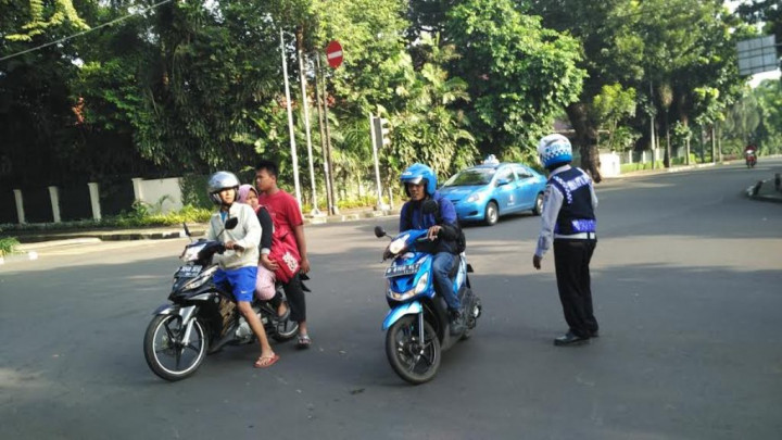 Pengendara Sepeda Motor Memaksa Melintasi CFD di Jalan Sisingamangaraja