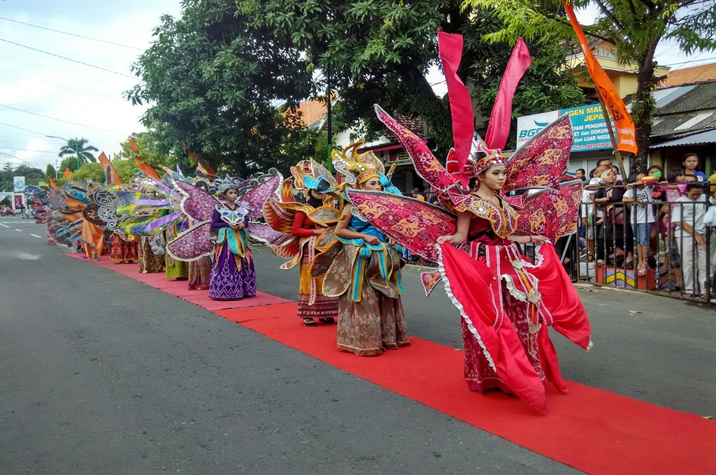 Peserta Jepara Batik dan Tenun Carnival. (Metrotvnews.com/Rhobi Shani)