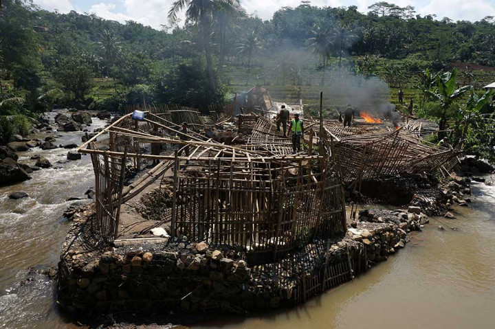 Petugas Tutup Tambang Emas Ilegal di Ajibarang
