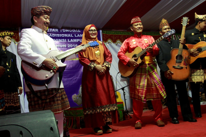 Mahasiswi AS Mainkan Gitar Klasik Lampung
