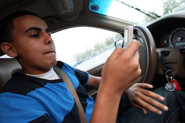 Kecelakaan Gara-Gara Ponsel, Bakal Tanggungan Pengemudi