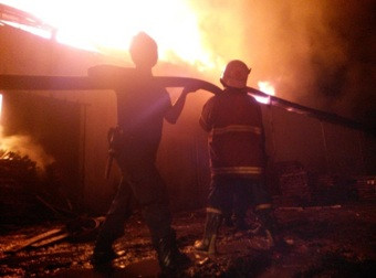 Kebakaran Pabrik Jokowi, Mobil Damkar 5 Daerah Masih Berusaha Padamkan Api