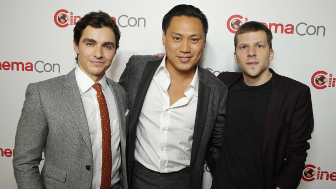 Jon M. Chu (tengah) kembali dipercaya membesut sekuel Now You See Me (Foto:Shutterstock)