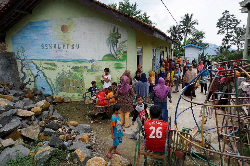 Pengungsi di di SD Negeri 2 Clapar, Kecamatan Madukara, Banjarnegara, Jawa Tengah. Ant/Idhad Zakaria)